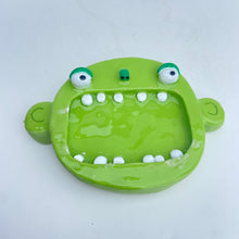 Load image into Gallery viewer, &#39;Green Face&#39; Ponky Soap Dish
